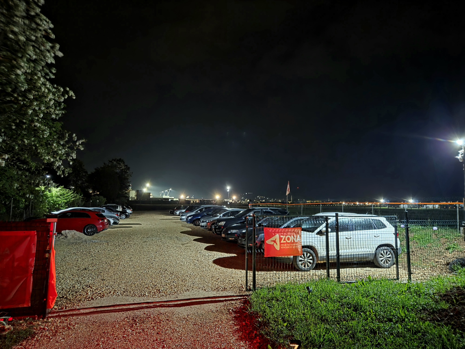Kako pronaći jeftin parking pored sarajevskog aerodroma: usporedba opcija i savjeti