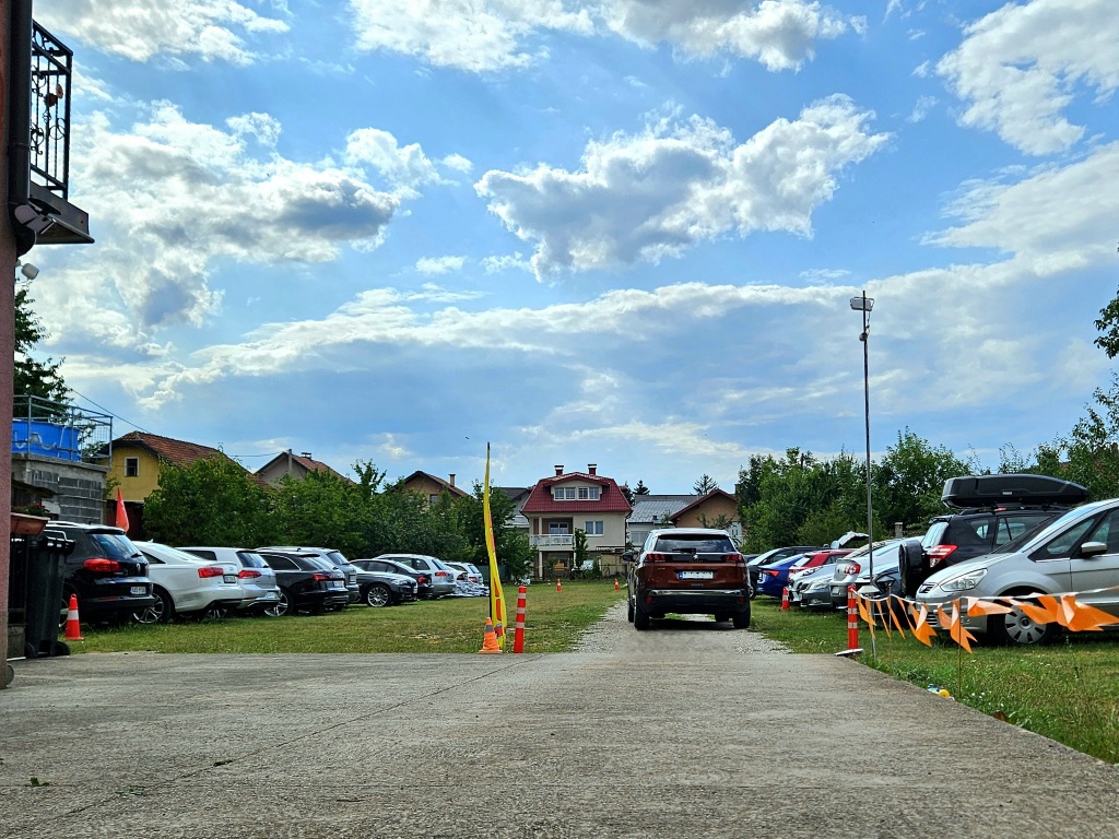 Kako pronaći jeftin parking pored sarajevskog aerodroma: usporedba opcija i savjeti