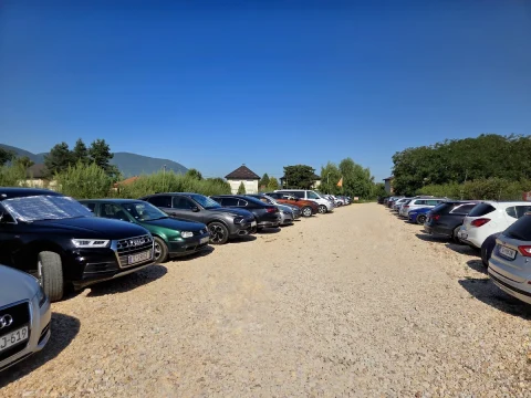 Unutrašnjost ZONA Parkinga kod Aerodroma Sarajevo sa redovima parkiranih vozila
