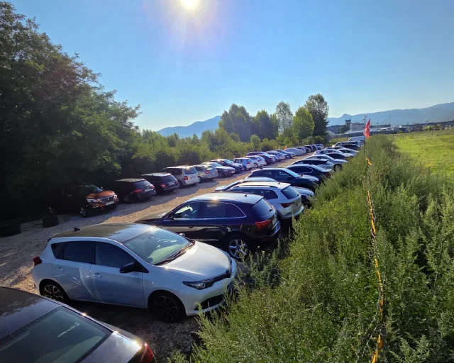 Ograđeni ZONA Parking kod Aerodroma Sarajevo sa vozilima pod 24/7 nadzorom